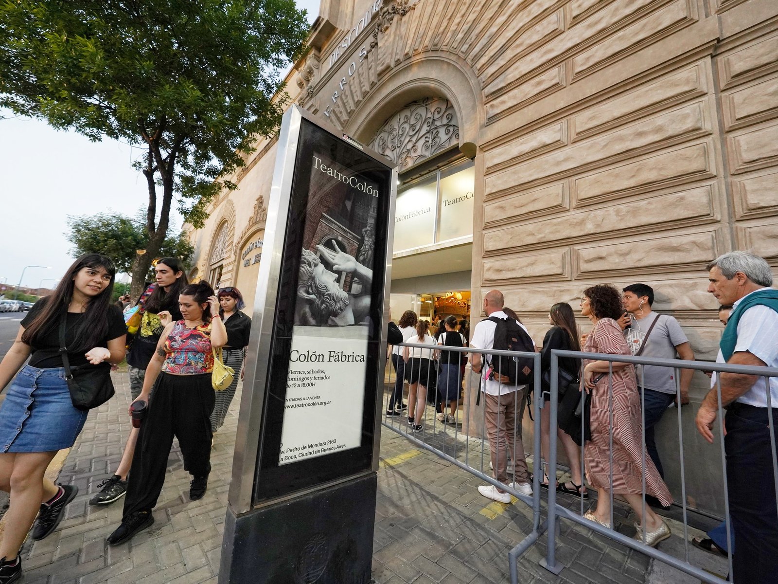 La Noche de los Museos festeja 20 años y la gente colma los clásicos, La Boca y las confiterías históricas