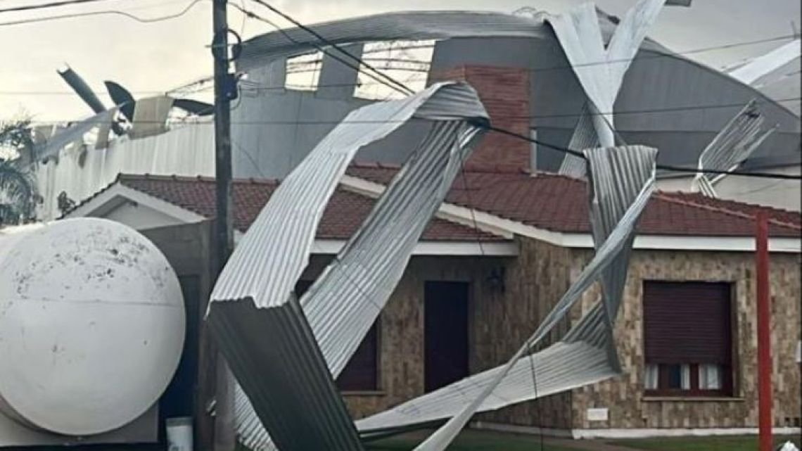 La Playosa: voladura de techos, caída de árboles y postes de luz por el temporal