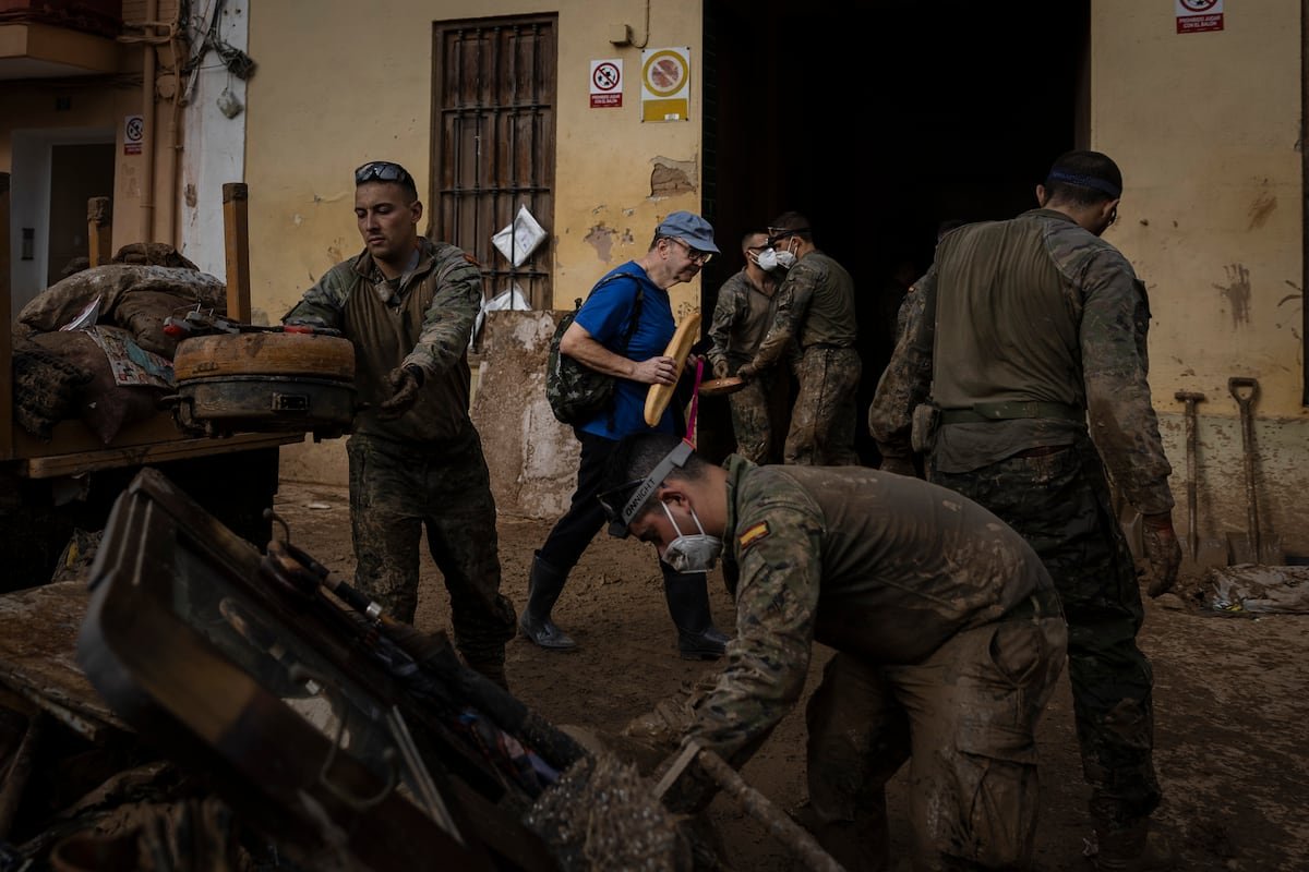 La carambola de la única panadería que abre en Paiporta: “Huele a pan, a vida otra vez” | España