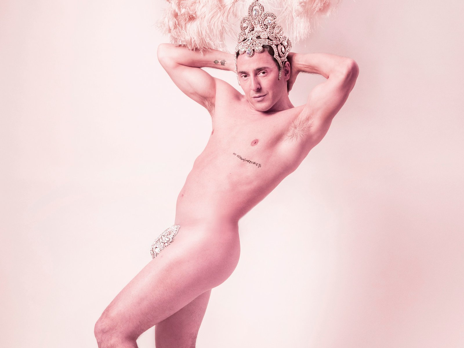 La vedette más escultural del momento es un hombre y está bendecido por Moria Casán