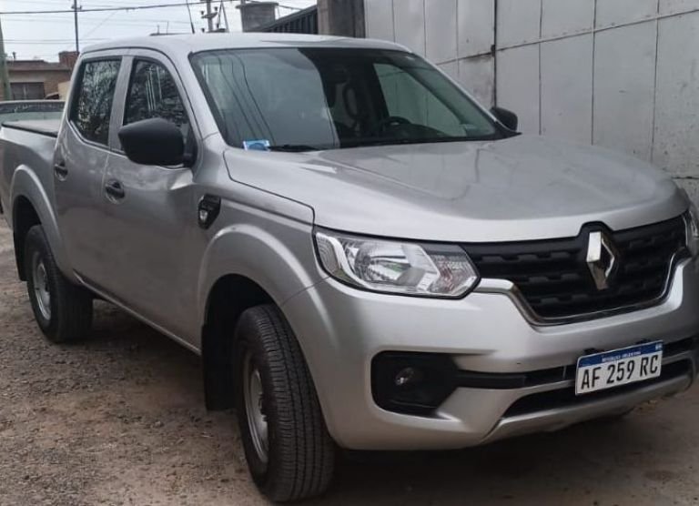 Le robaron la camioneta a jubilado cargada con bolsas de cemento