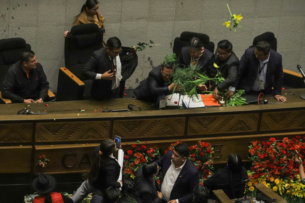 Legisladores agreden con flores y objetos al vicepresidente de Bolivia, David Choquehuanca