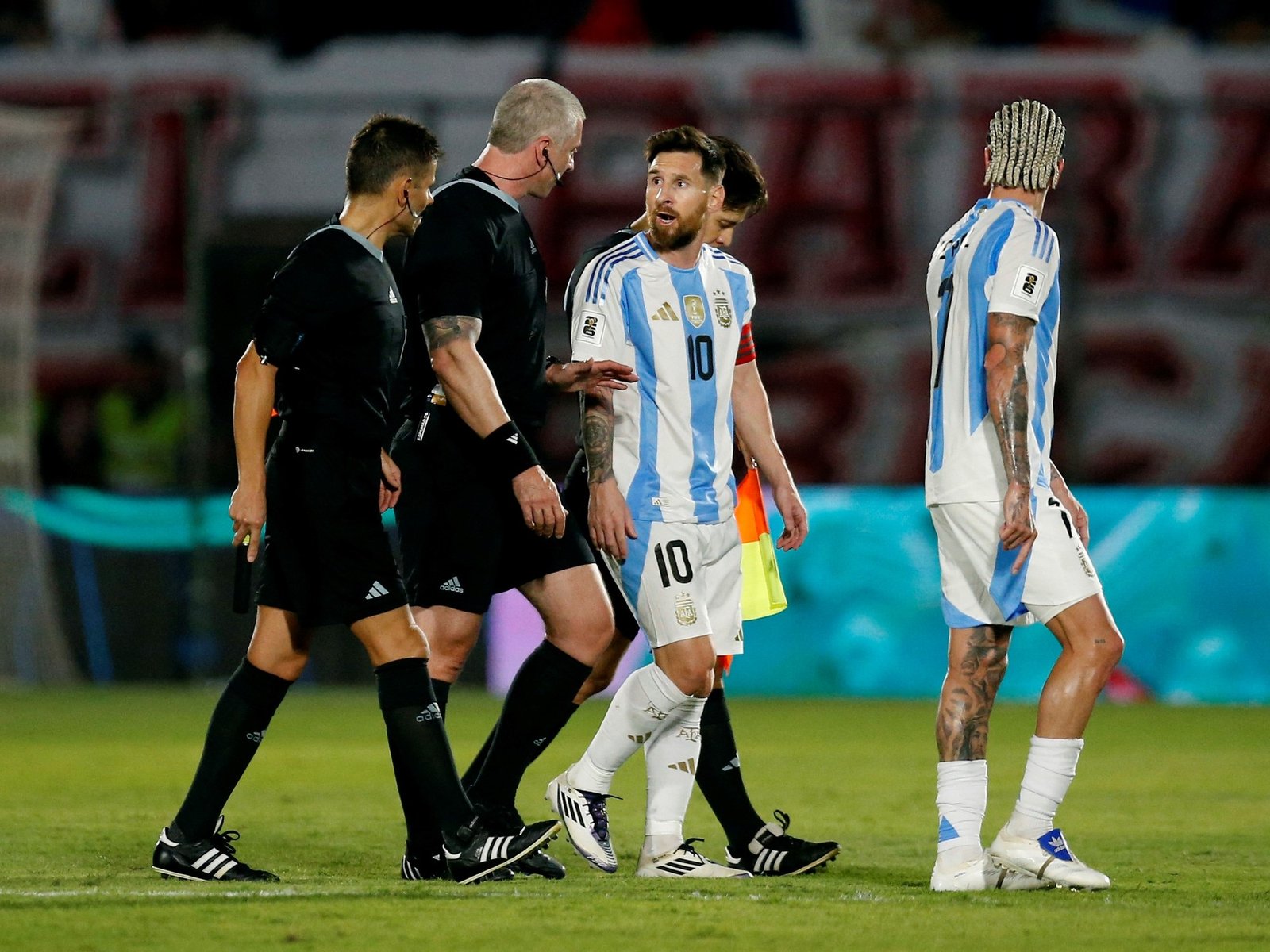 Lionel Messi explotó de bronca contra el árbitro brasileño Daronco porque no expulsó a un jugador de Paraguay, que después hizo festejar a Alfaro