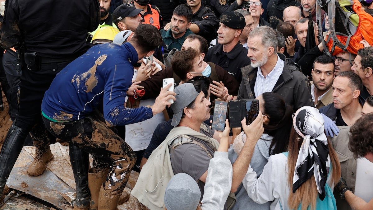 Los Reyes, Sánchez y Mazón, increpados al grito de “asesinos” en su visita a Paiporta | España