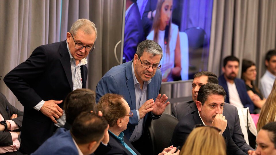 Los gobernadores piden su migaja del presupuesto | Tras aportar su parte al fracaso de la sesión para limitar los DNU