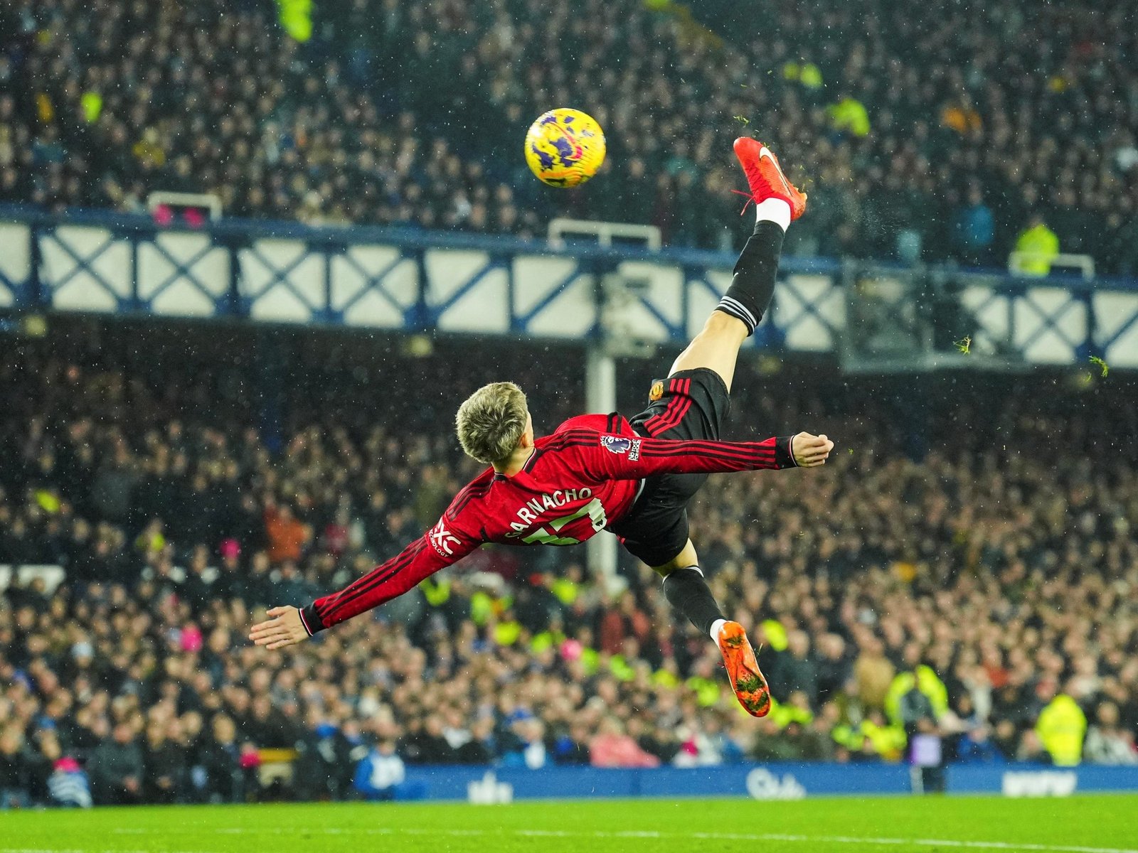 Los golazos de Alejandro Garnacho y Walter Bou, nominados al Puskas 2024 de la FIFA, el premio que Lionel Messi nunca ganó