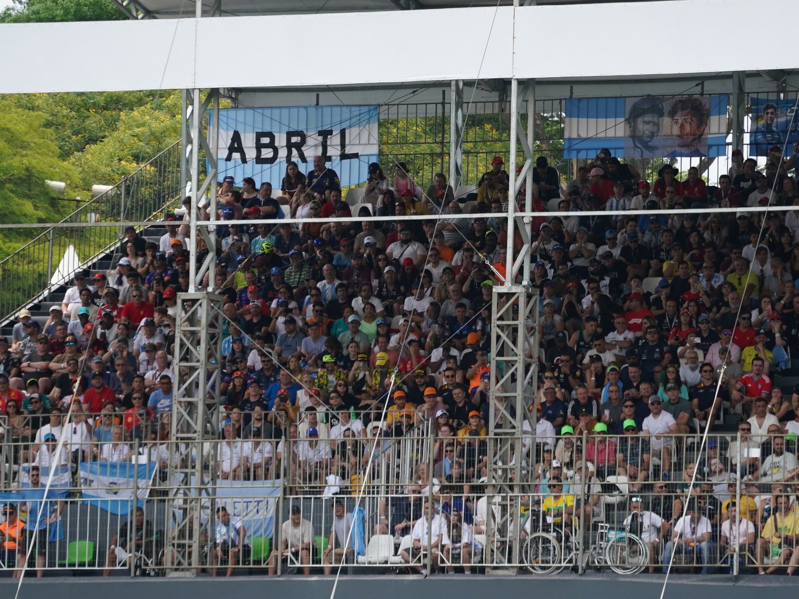 Los hinchas argentinos le pusieron color a las tribunas en Interlagos y llegaron desde todos los puntos del país para alentar a Franco Colapinto