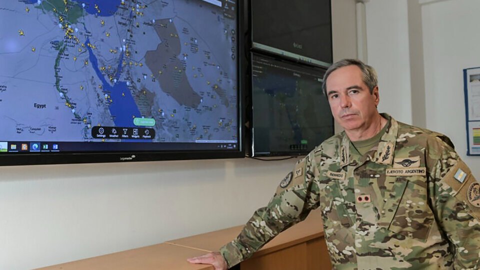 Mientras Petri está de viaje, estalló una interna sin precedentes en el ejército