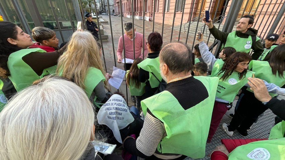Mil cartas de niños y niñas a Milei | “Salud es comer”, dice una de los textos que chicos de todo el país entregaron en la Casa Rosada