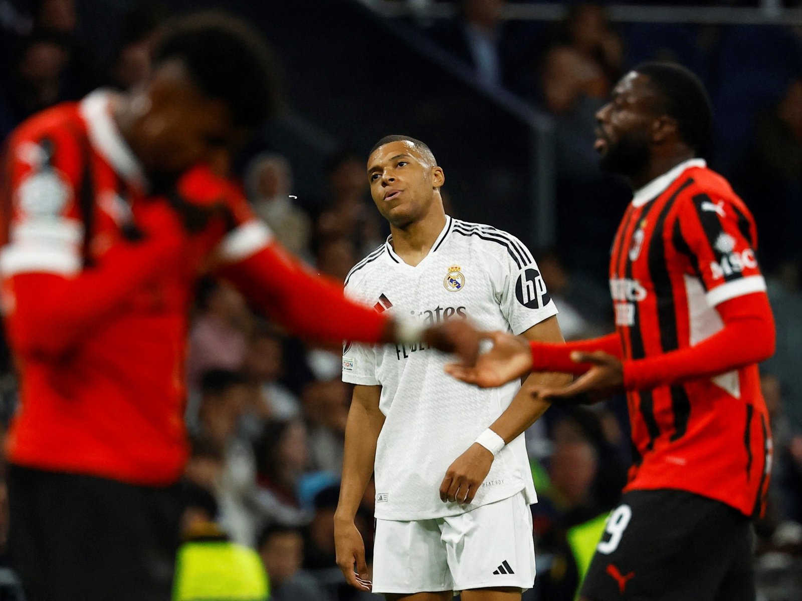 Milan lo bailó en el Bernabéu, se silbó a Vinícius y Mbappé, y se complica en la tabla