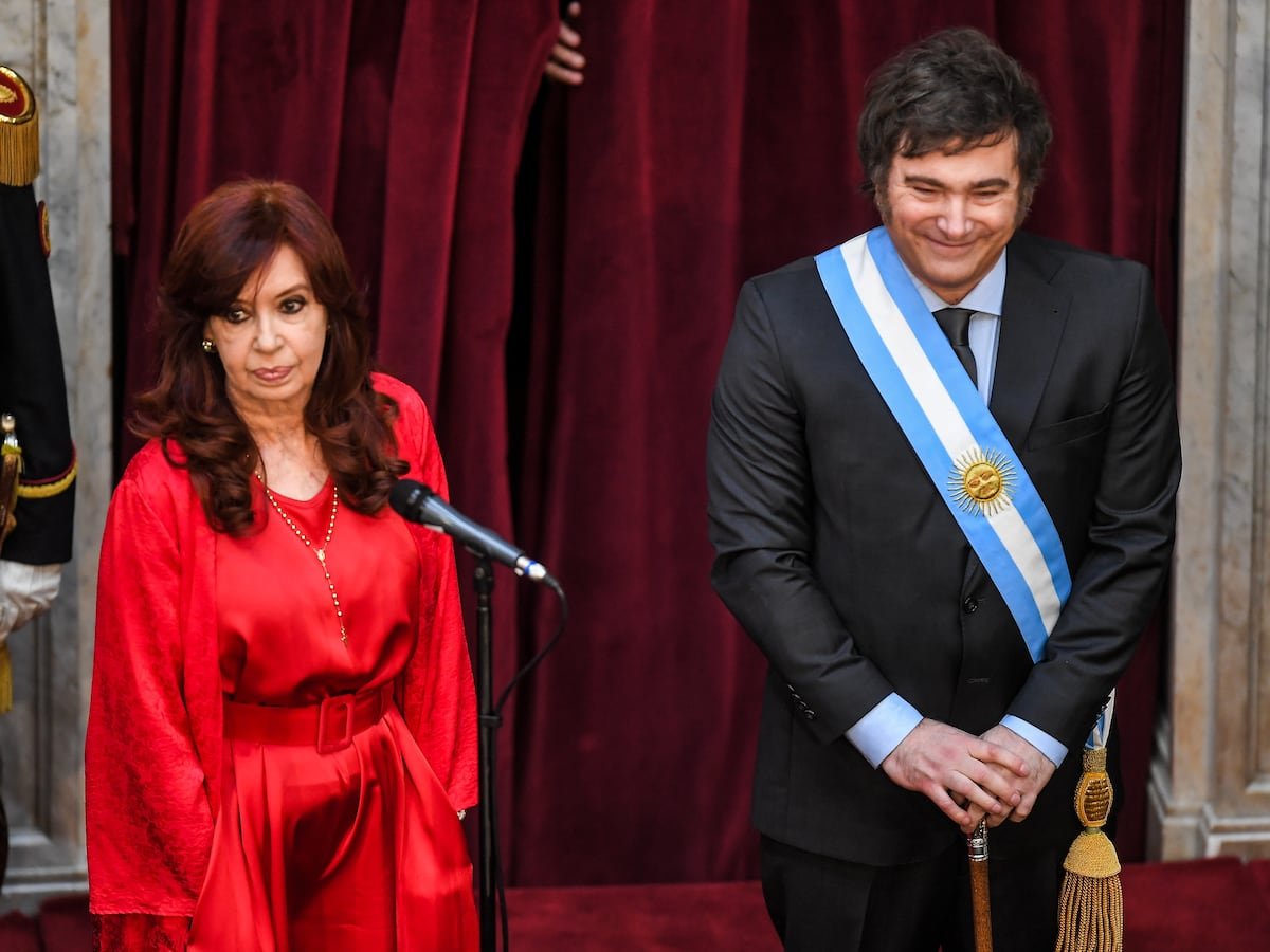 Milei le retira la jubilación como expresidenta a Cristina Kirchner y ella lo califica de “dictadorzuelo”