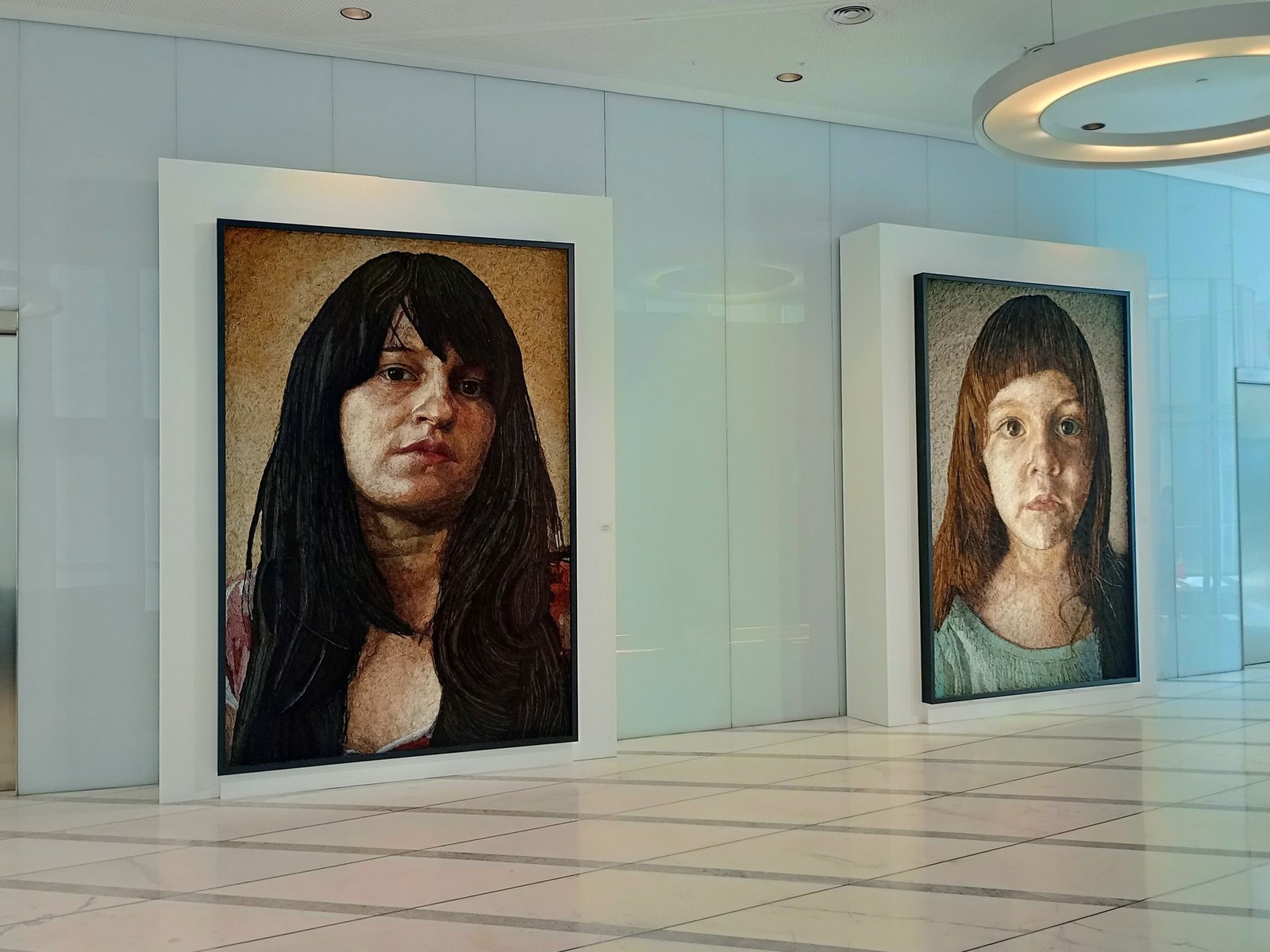 Mondongo reunió sus retratos para una nueva exhibición en la Torre Macro