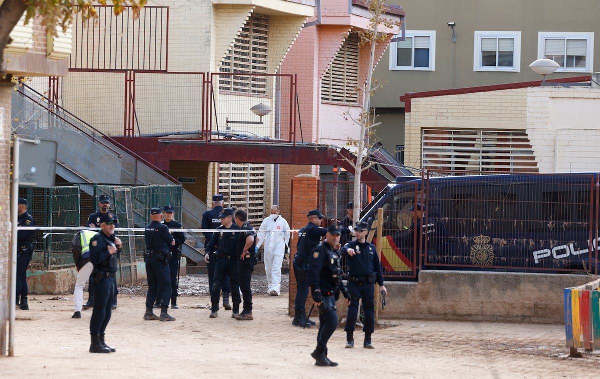 Muere un trabajador al derrumbarse el techo de un colegio afectado por la dana en Valencia | Noticias de la Comunidad Valenciana