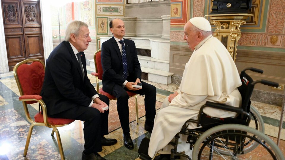 Ninguneo oficial a la audiencia del Papa | El faltazo argentino en Roma por los 40 años del tratado de paz con Chile