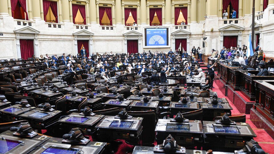 No hubo quórum en Diputados para tratar el DNU de canje de deuda y la reforma sindical | Los gobernadores aliados bajaron a sus legisladores y la oposición no consiguió sesionar
