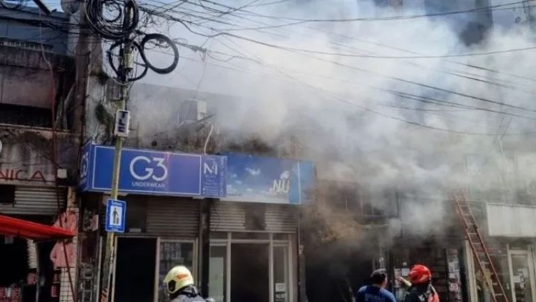 Once: 4 locales incendiados, 8 HERIDOS, 80 AFECTADOS, 300 EVACUADOS Y ALERTA POR DERRUMBE, con 20 AMBULANCIAS que TRABAJARON EN EL LUGAR