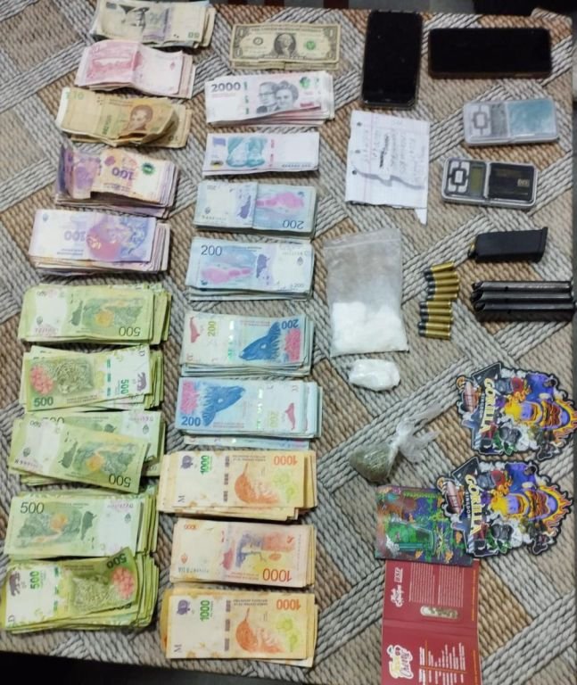 Operativo antidrogas “El bandolero”: 5 detenidos, un arma de fuego, droga y dinero secuestrados en Comodoro y en la bonaerense Temperley