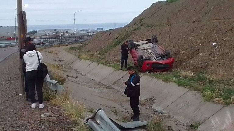 Perdió el control del vehículo y quedó tumbado en el desagüe
