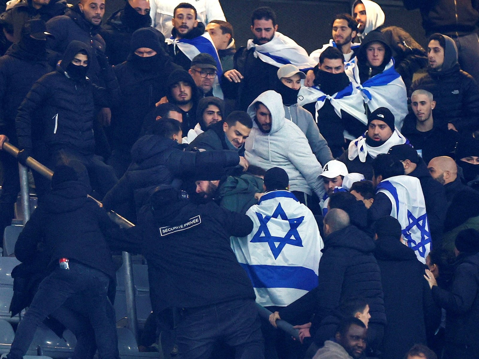 Pese a las fuertes medidas de seguridad, se produjeron incidentes con los hinchas de Israel en el empate ante Francia en París
