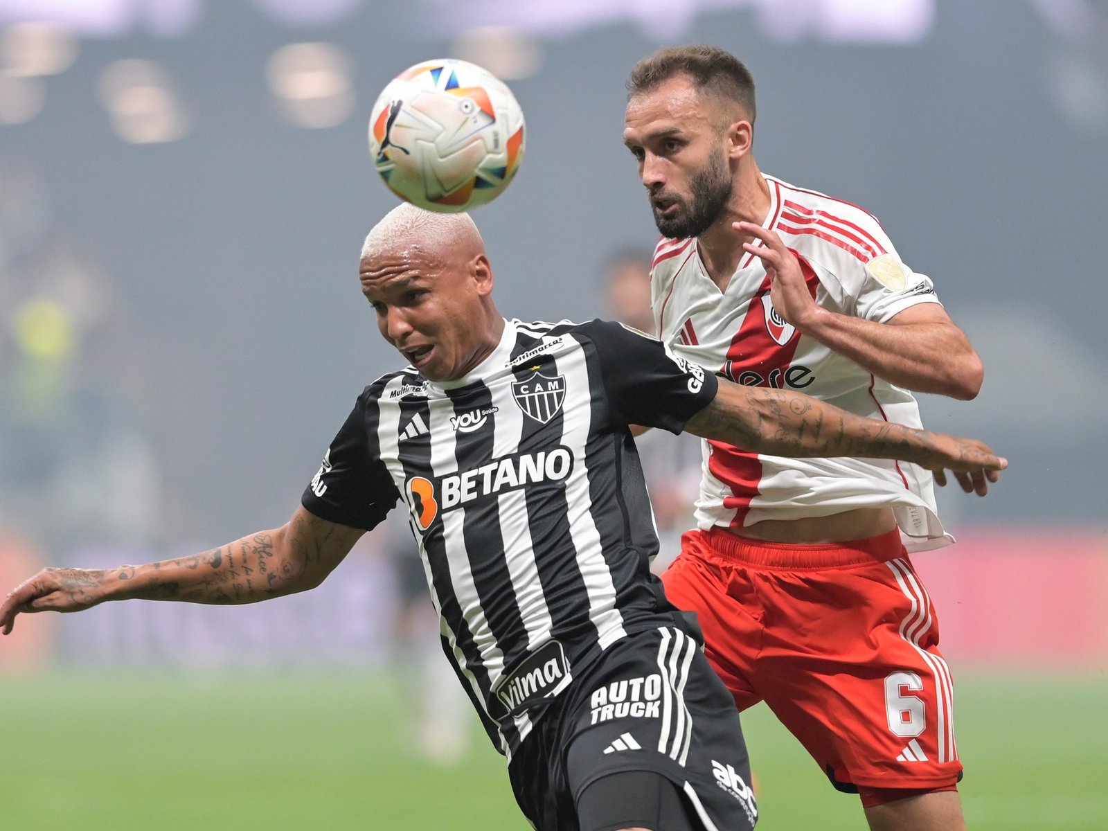 Pezzella sigue lesionado y el DT está obligado a rearmar la defensa