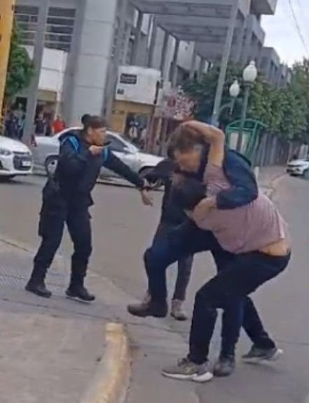 Policía herido tras agarrarse a trompadas con un “trapito” en pleno centro