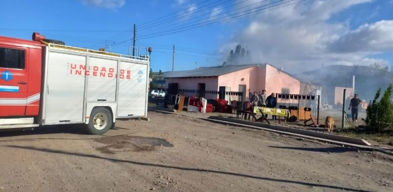 Por una vela: Incendio en vivienda con daños materiales y sin lesionados
