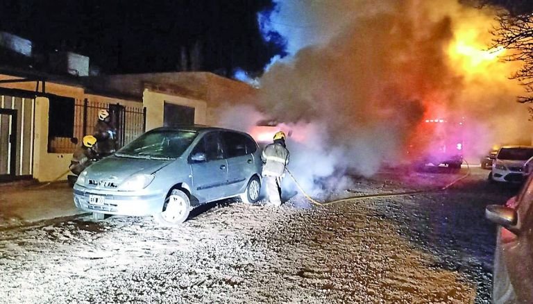 Quemaron una camioneta estacionada frente a un taller mecánico en Trelew