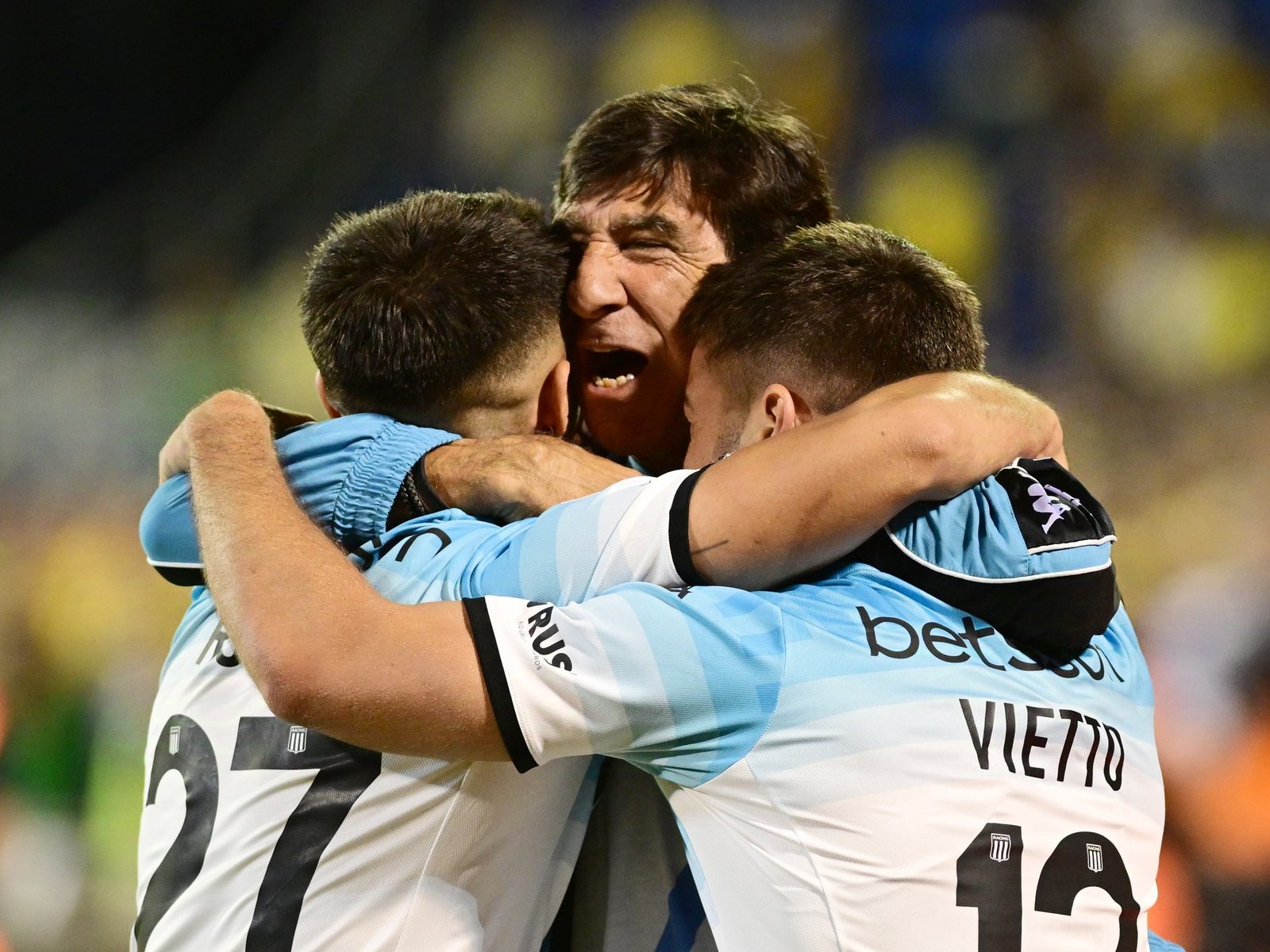 Racing le ganó Rosario Central y le mete presión a Vélez, a la espera del partidazo entre Talleres y Huracán