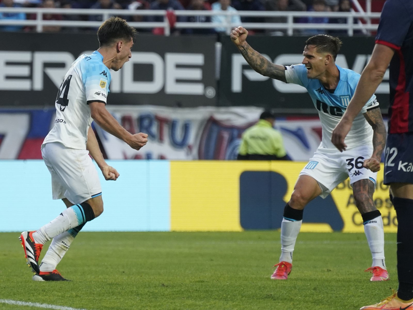 Racing le ganó a San Lorenzo a domicilio, quedó a tres de Vélez y se va de la mejor manera a jugar la final de la Sudamericana