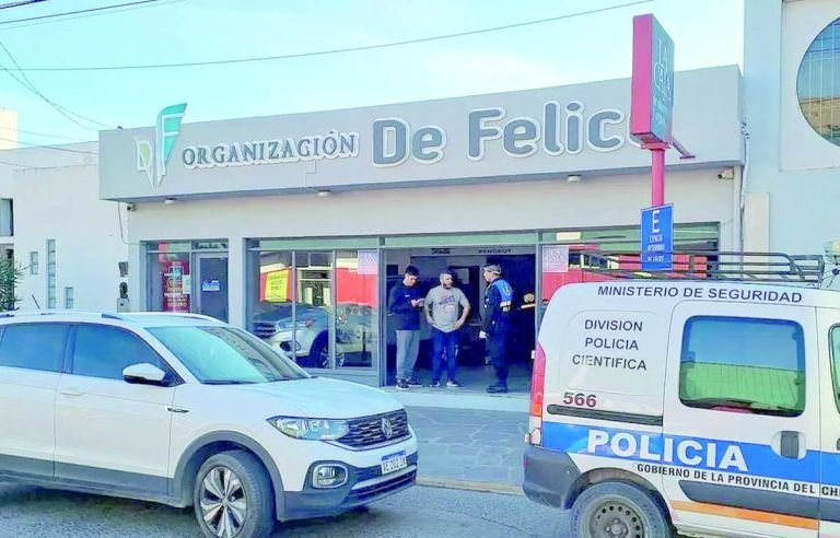 Rawson: entraron a céntrica concesionaria por boquete en el techo y se llevaron cajas fuertes con plata y tres vehículos