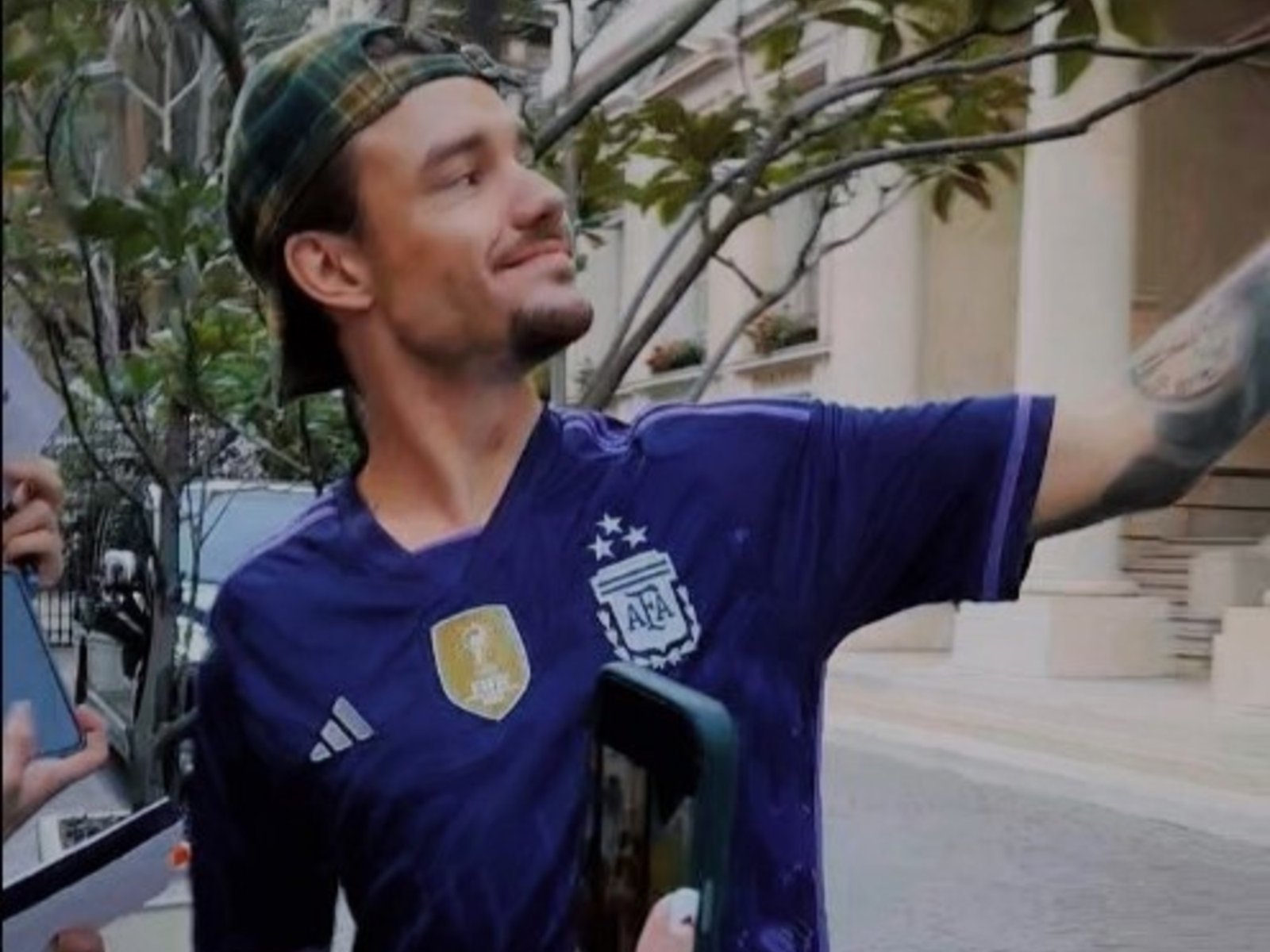 Revelan un nuevo video de Liam Payne con uno de los empleados del hotel acusado de darle droga