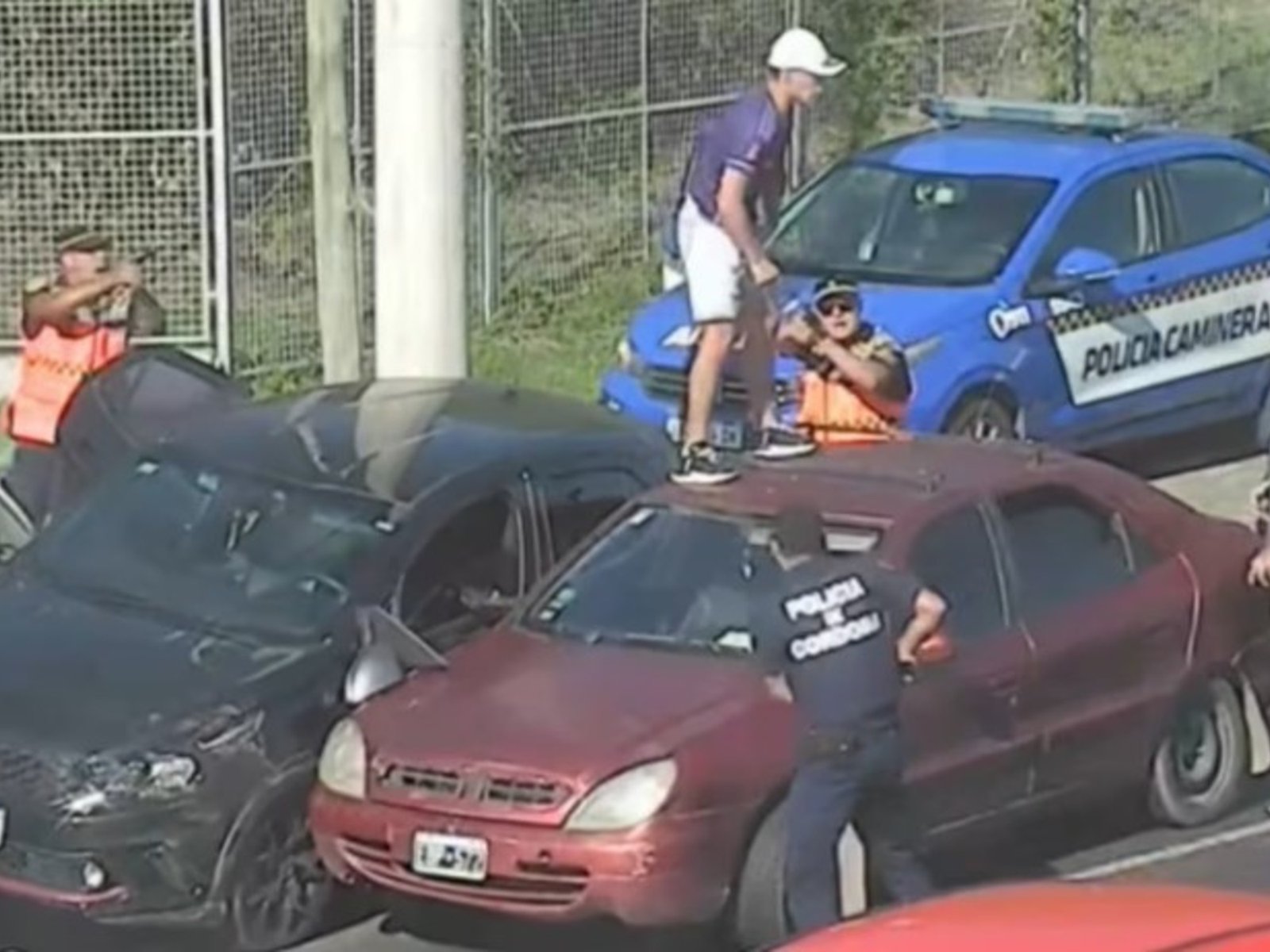 Robó un auto, lo persiguieron 30 kilómetros y desafió a los policías con una maniobra insólita