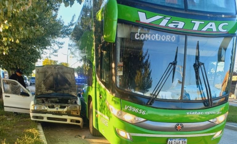 Sarmiento: Un conductor ebrio chocó contra un colectivo de larga distancia
