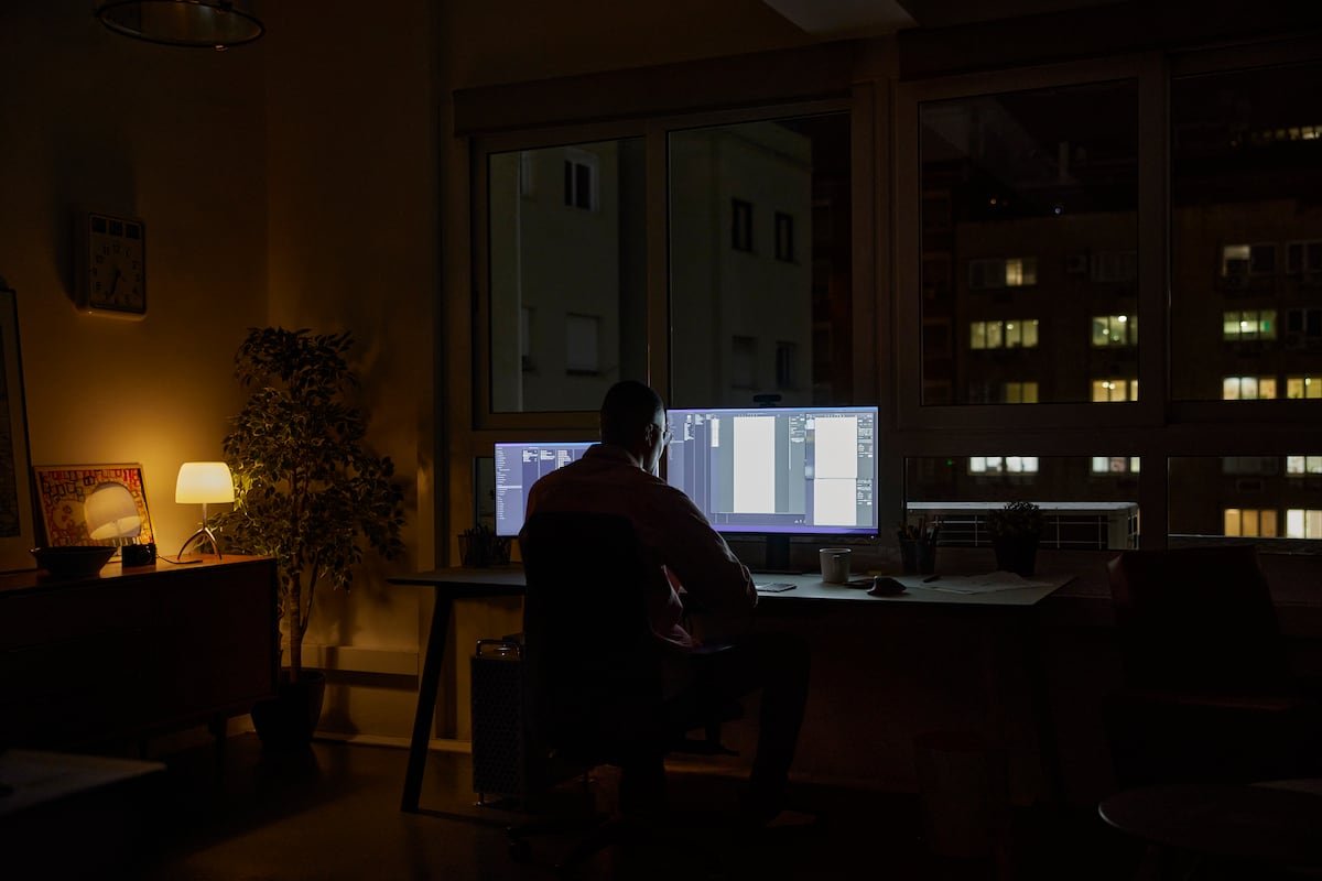 Si quiere ascender, mejor no teletrabaje mucho | Negocios