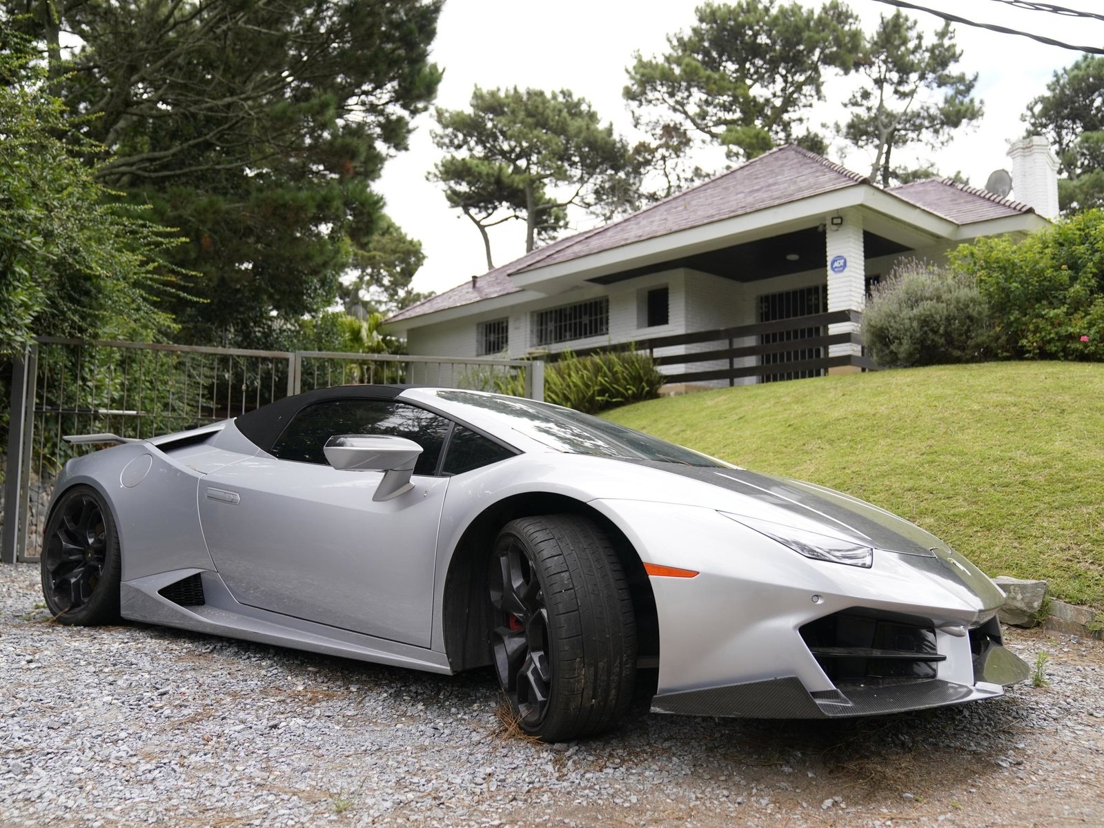 Subastan la Lamborghini y la planta de cannabis medicinal del empresario asesinado por su ex en Punta del Este