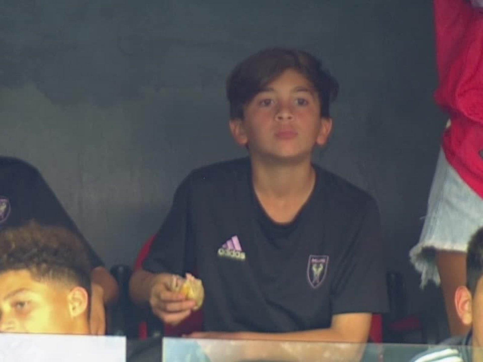 Thiago Messi, empanada, amigos y fútbol en el Coloso para ver el triunfo de Newell’s ante Independiente, sin papá Lionel