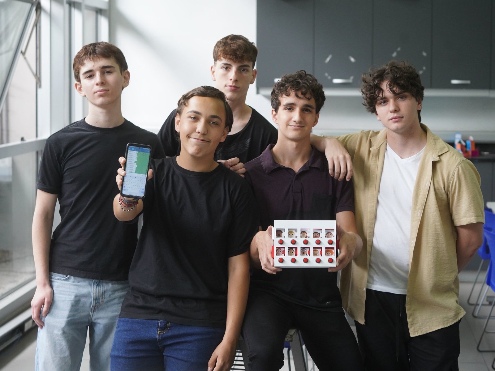 Tienen 17 años y desarrollaron un dispositivo para que chicos con autismo se comuniquen mejor con sus padres