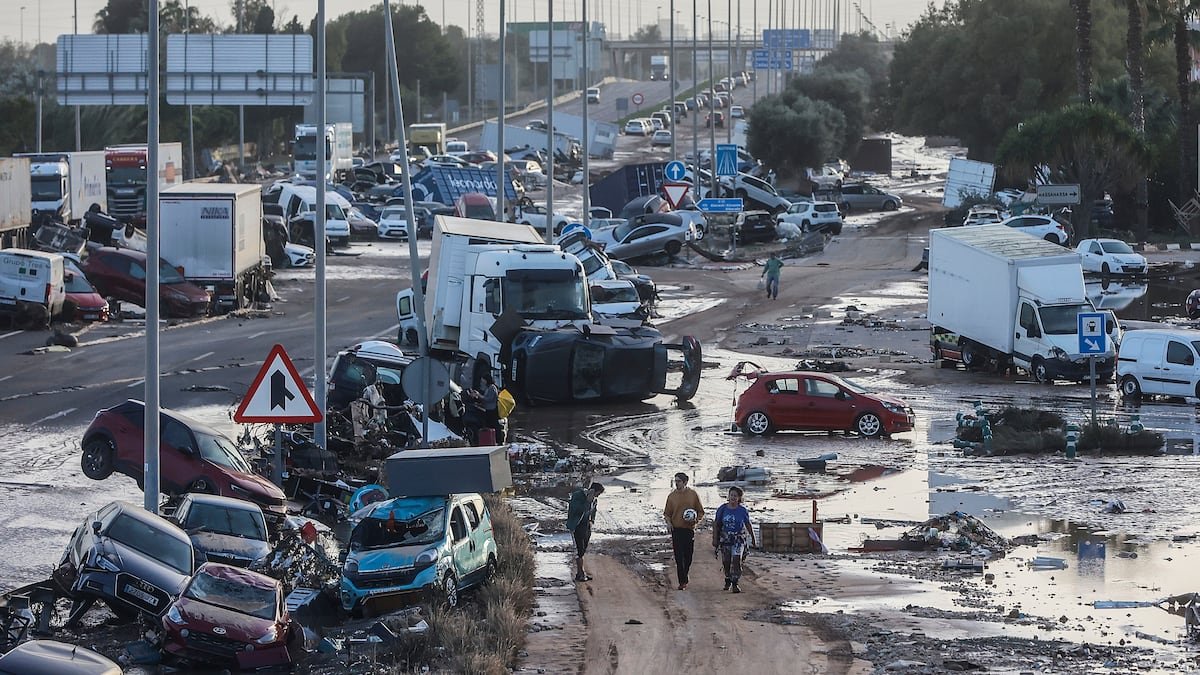Tráfico prohíbe la circulación de camiones por la A-7 | España