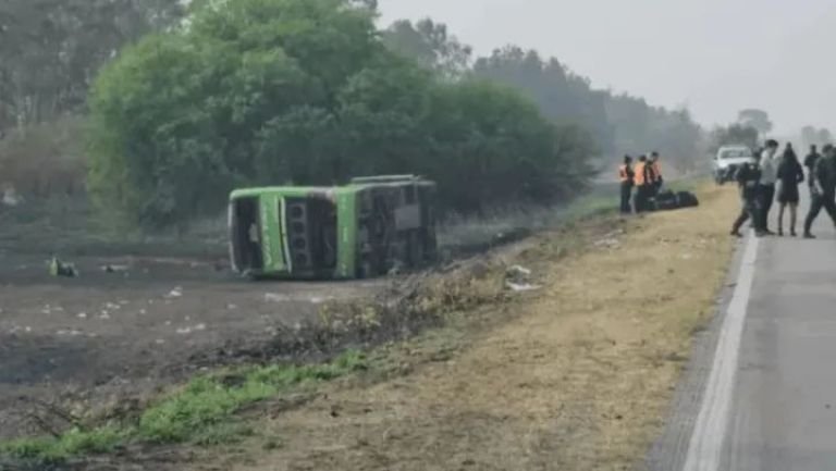 Trágico accidente en Jujuy: cuatro muertos por el choque de un micro de larga distancia con un auto