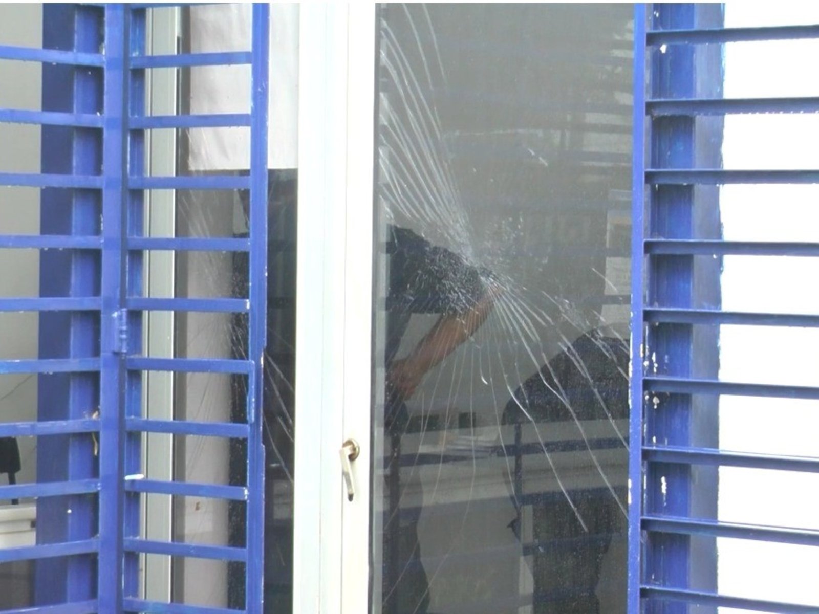 Tres presos golpearon salvajemente a dos policías y escaparon de una cárcel de Santa Fe