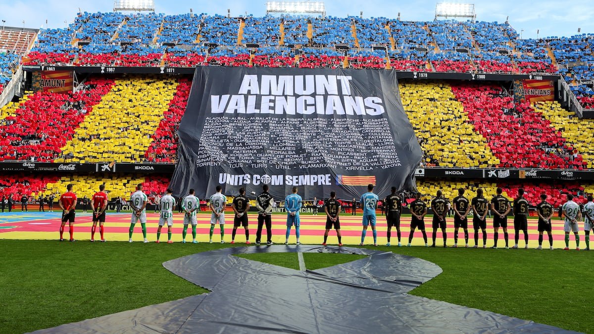 Un Valencia enlutado golea al Betis | Fútbol | Deportes