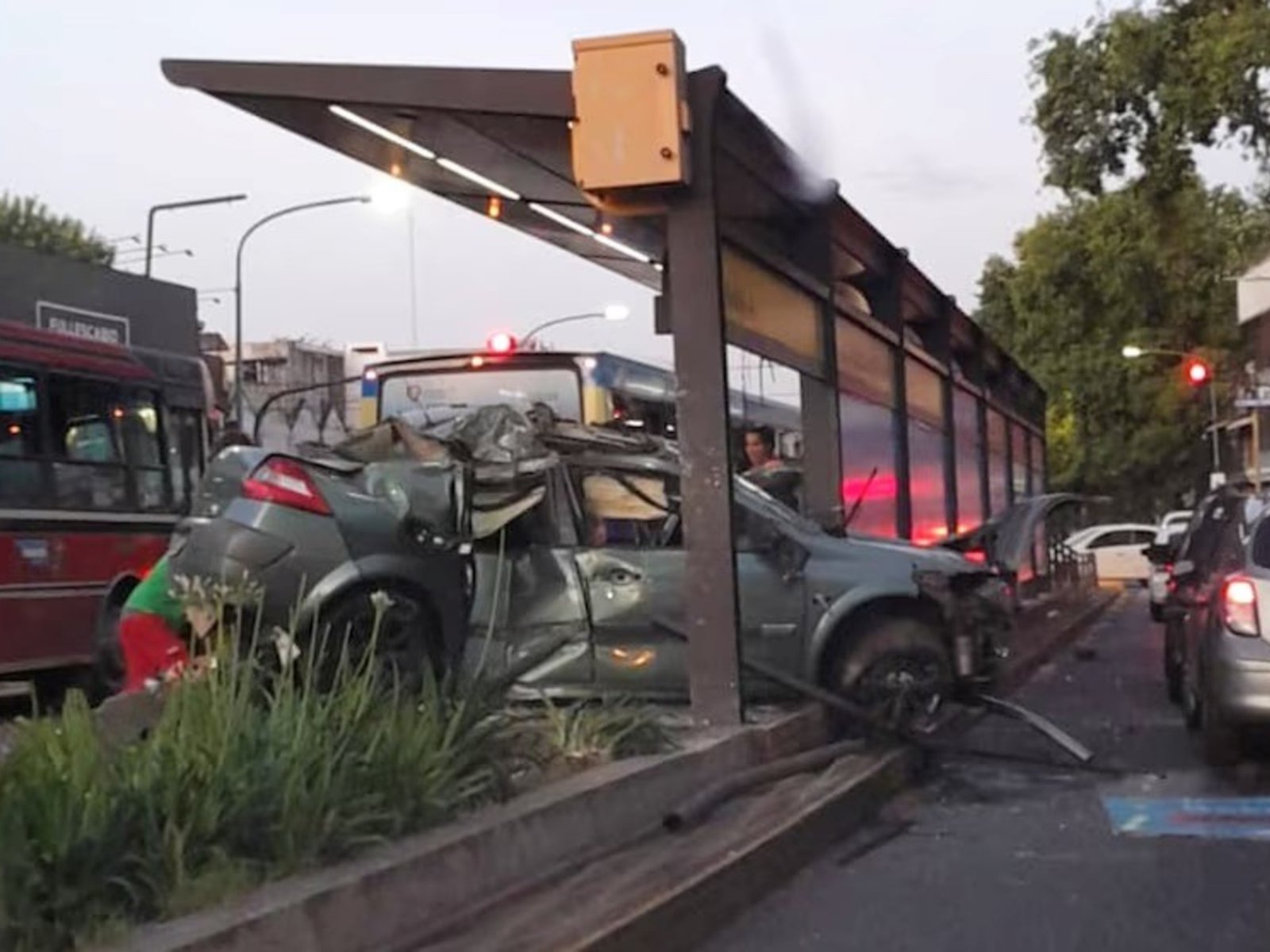 Un auto perdió el control y se estrelló contra una parada del Metrobus de la avenida Juan B. Justo