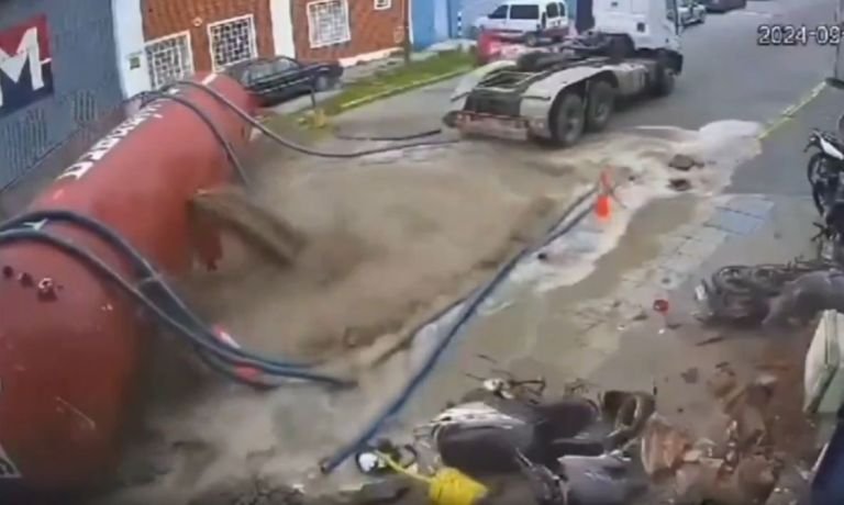Un camión atmosférico volcó y derramó su contenido en Mar del Plata