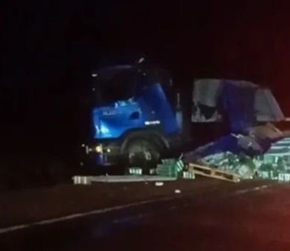 Un camión volcó en la Ruta Nacional N° 3 debido a las malas condiciones climáticas