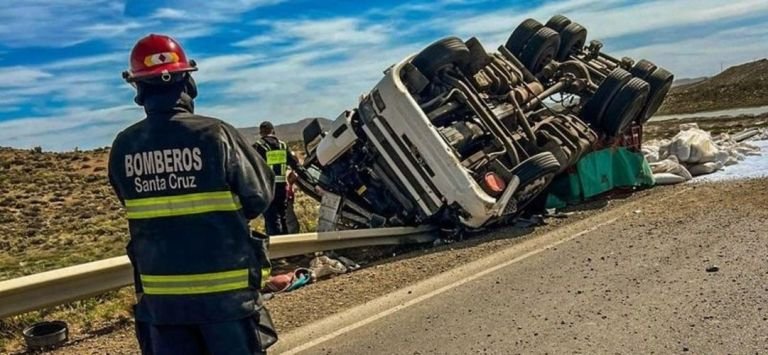 Un camionero volcó por esquivar a ciclistas