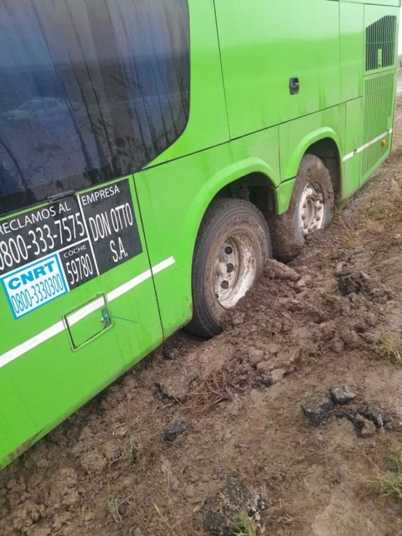 Un colectivo de larga distancia quedó atascado por el barro en la Ruta 40