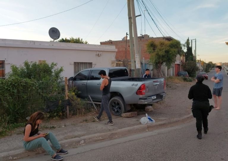 Un conductor en estado de ebriedad colisionó contra una vivienda