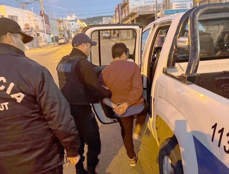 Un hombre estaba en un local nocturno y tenía dos pedidos de captura: fue detenido