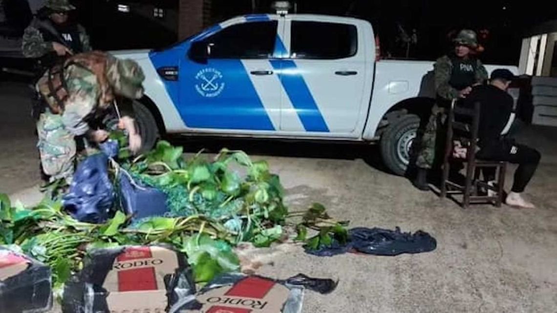 Un hombre se disfrazó de camalote para contrabandear cigarrillos