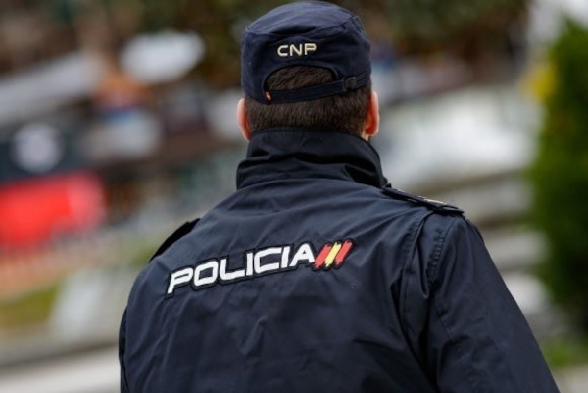 Un hombre tira al suelo 29 motos y contenedores de una calle de Chamartín “para pasar la noche en comisaría” | Noticias de Madrid